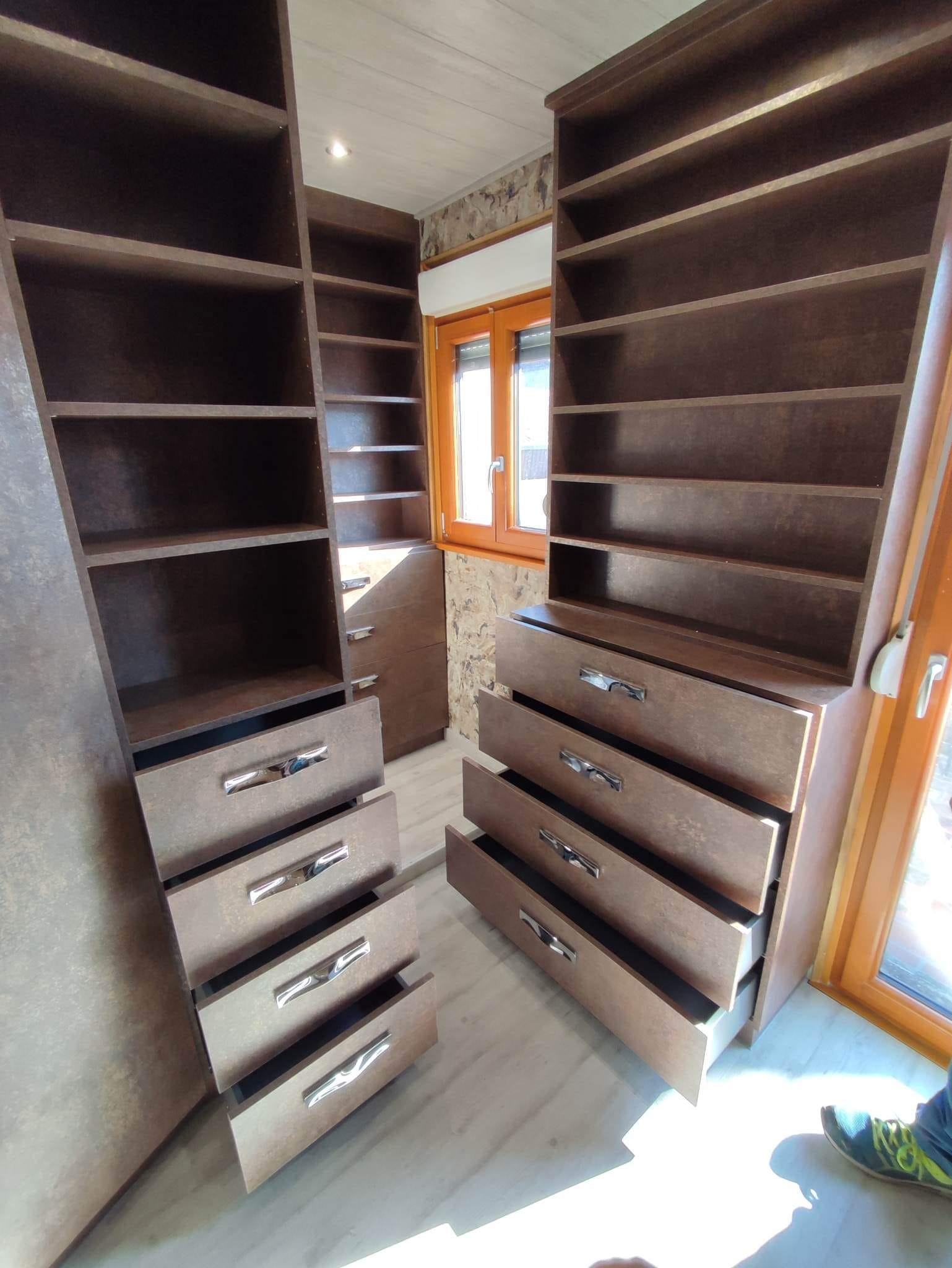 321832693_852950442703304_1355294336182736905_N | Menuiserie d'Ys Rénovation complète d’une chambre transformée en dressing à Schweighouse-sur-Moder Bischheim 12